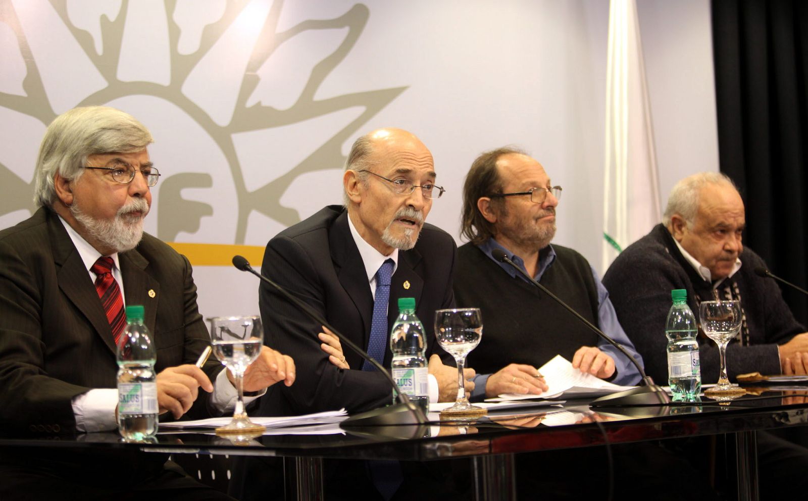 De izquierda a derecha, el ministro uruguayo del Interior, Eduardo Bonomi; el secretario uruguayo de la Presidencia, Alberto Breccia; el ministro uruguayo de Desarrollo Social, Daniel Olesker, y el ministro uruguayo de Defensa, Eleuterio Fernández Hu