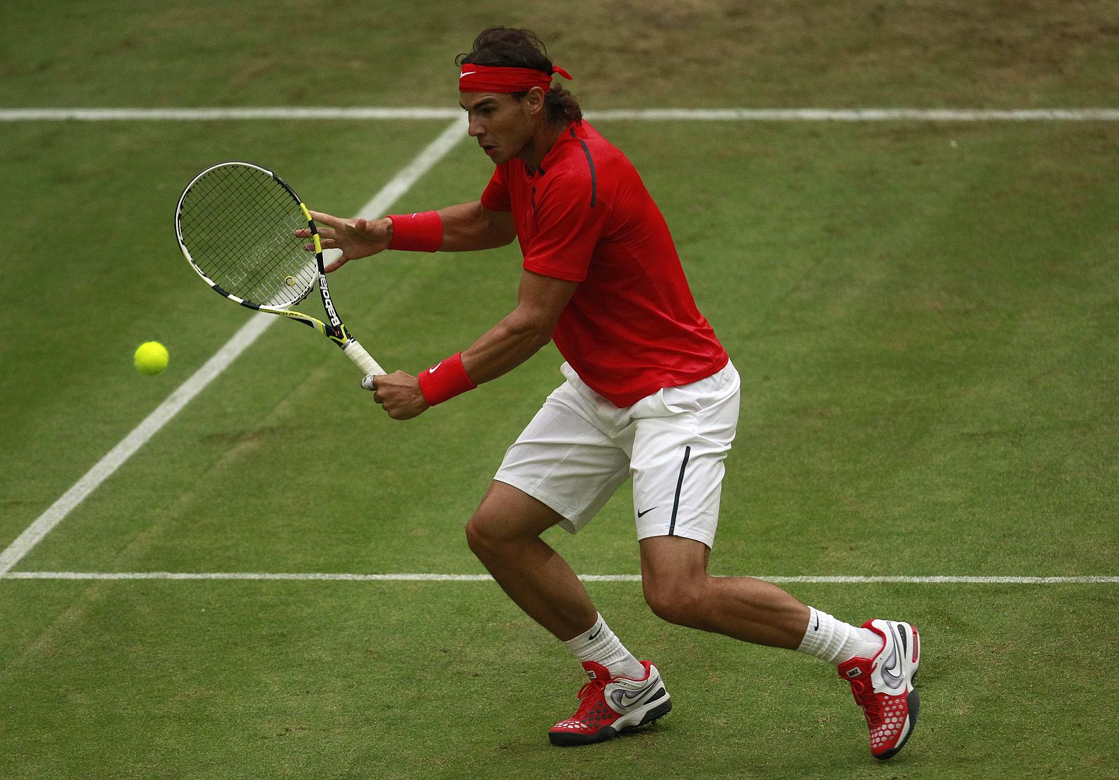 Nadal devuelve una bola a Kohlschreiber en el pasado torneo de Halle