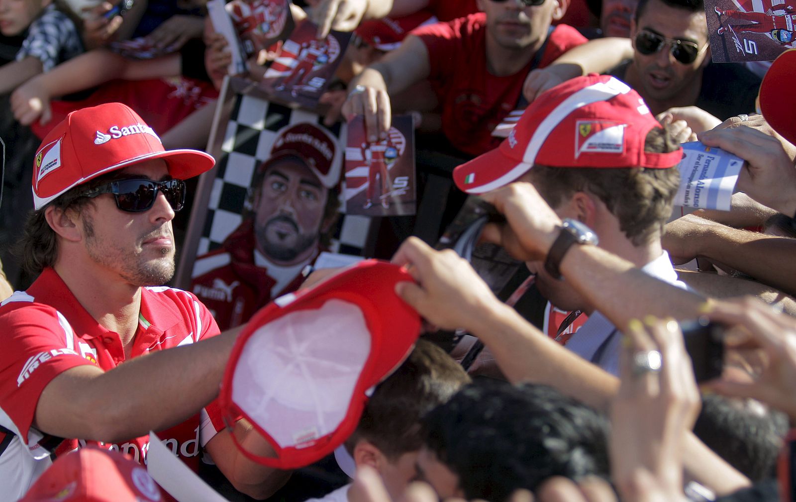 Fernando Alonso firma autógrafos en el Circuito Urbano de Valencia
