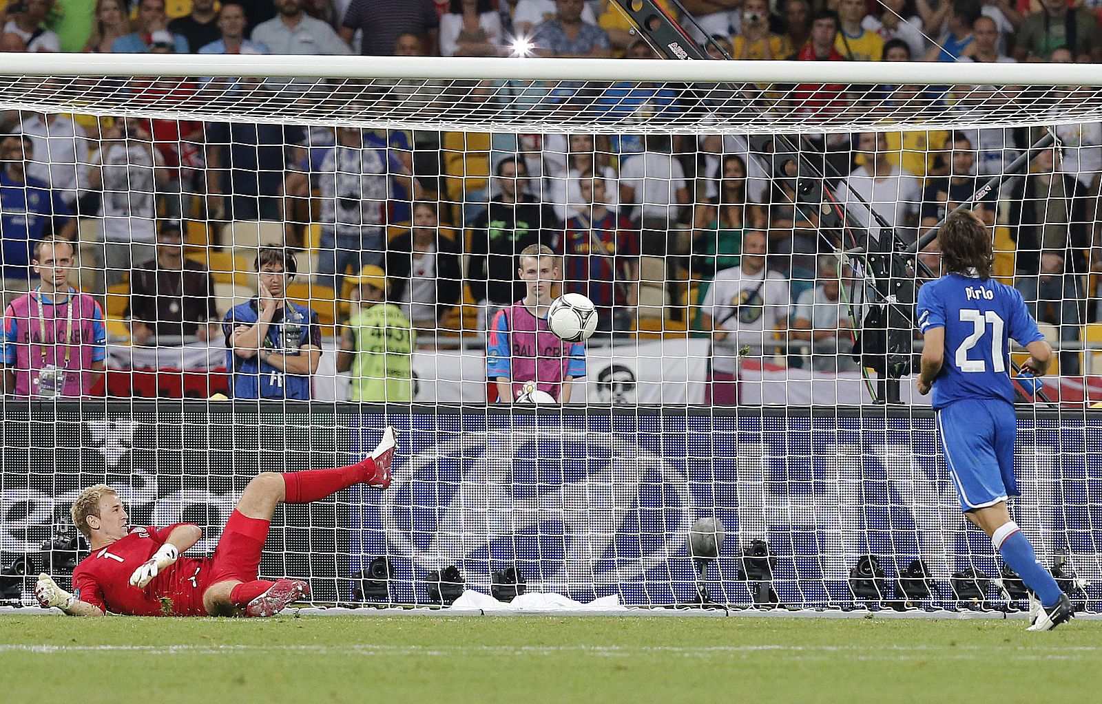 El jugador italiano, Andrea Pirlo, marca el penalti al estilo Panenka ante Inglaterra en los cuartos de la Eurocopa 2012.