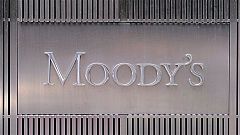 Moody's rebaja entre uno y cuatro escalones la calificación de la deuda de 28 bancos españoles