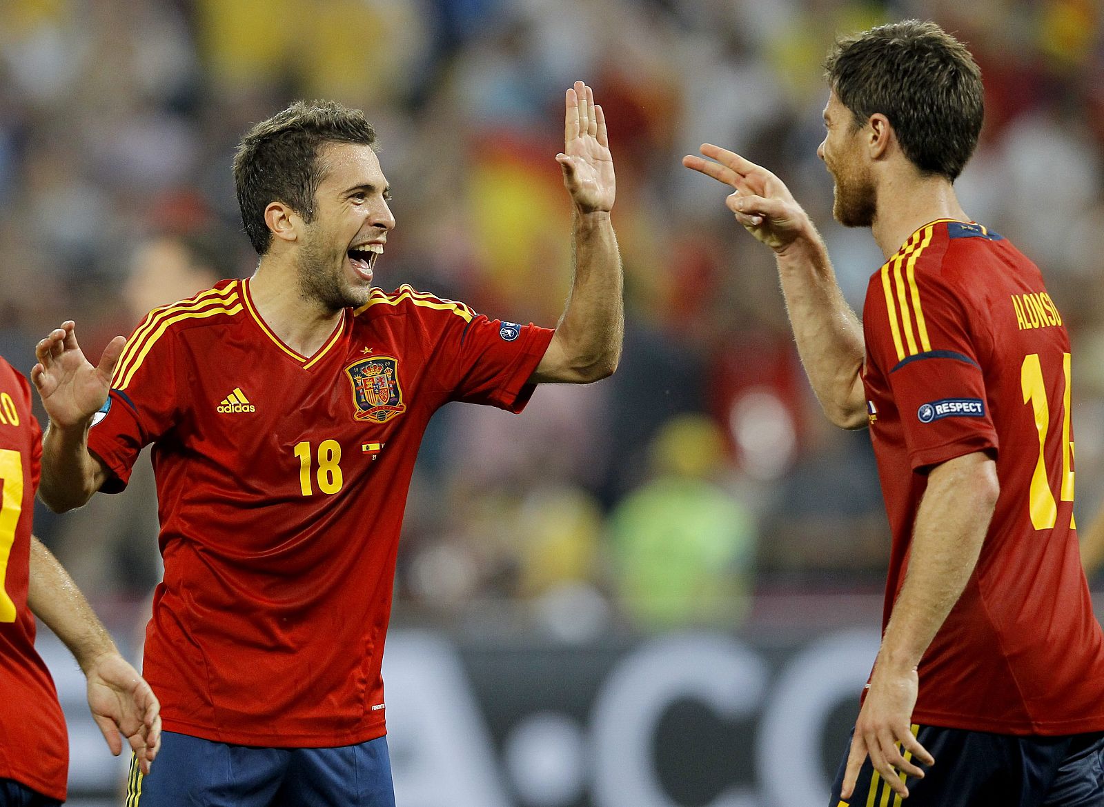 Los jugadores de España Xabi Alonso (d) y Jordi Alba (i) celebran el primer gol ante Francia en los cuartos de la Eurocopa.