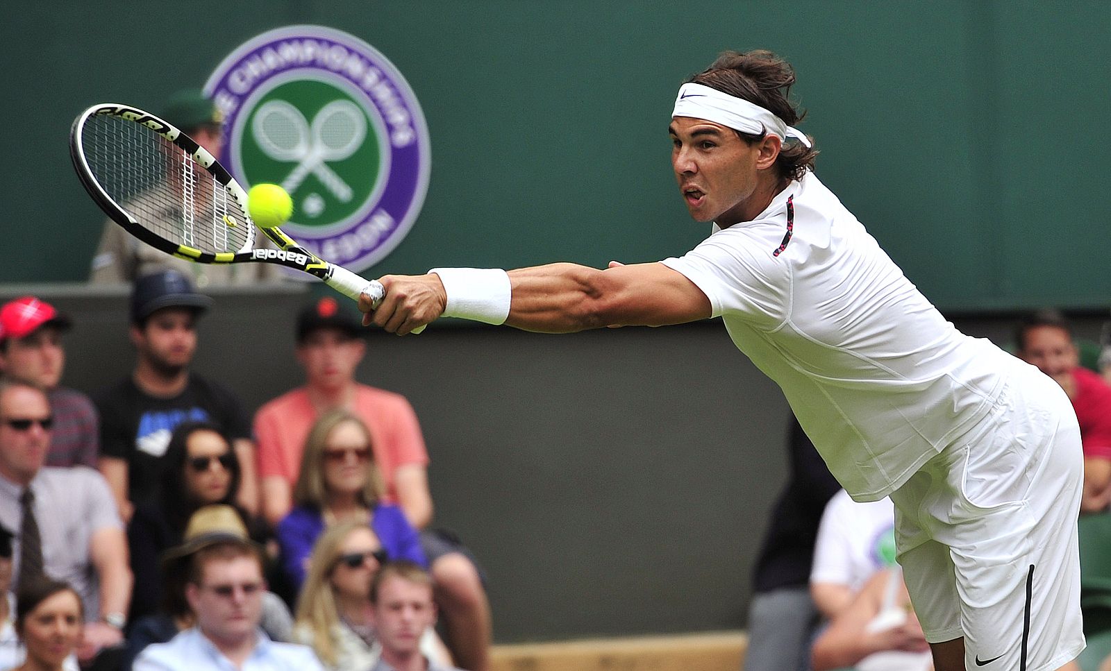 Rafa Nadal durante el choque con Thomaz Bellucci en Wimbledon.