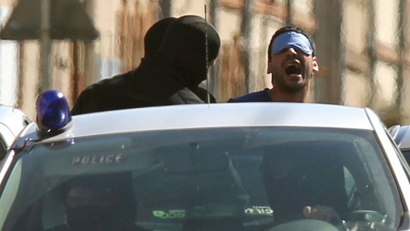 Incautan dos pistolas, un coche robado y diverso material informático a los etarras detenidos