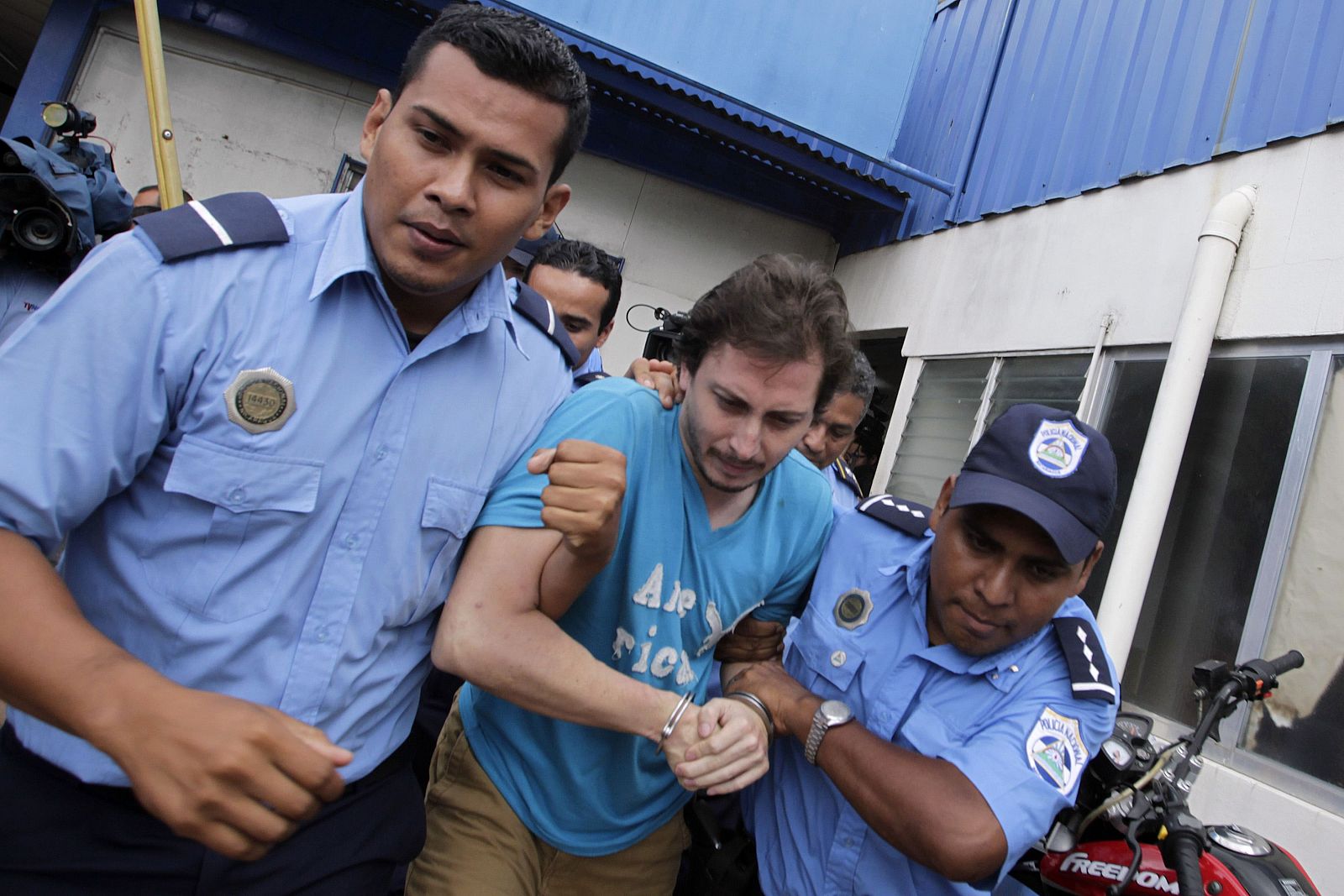 La policía escolta al espía confeso Ríos Castaño tras su comparencia ante el juez en Managua