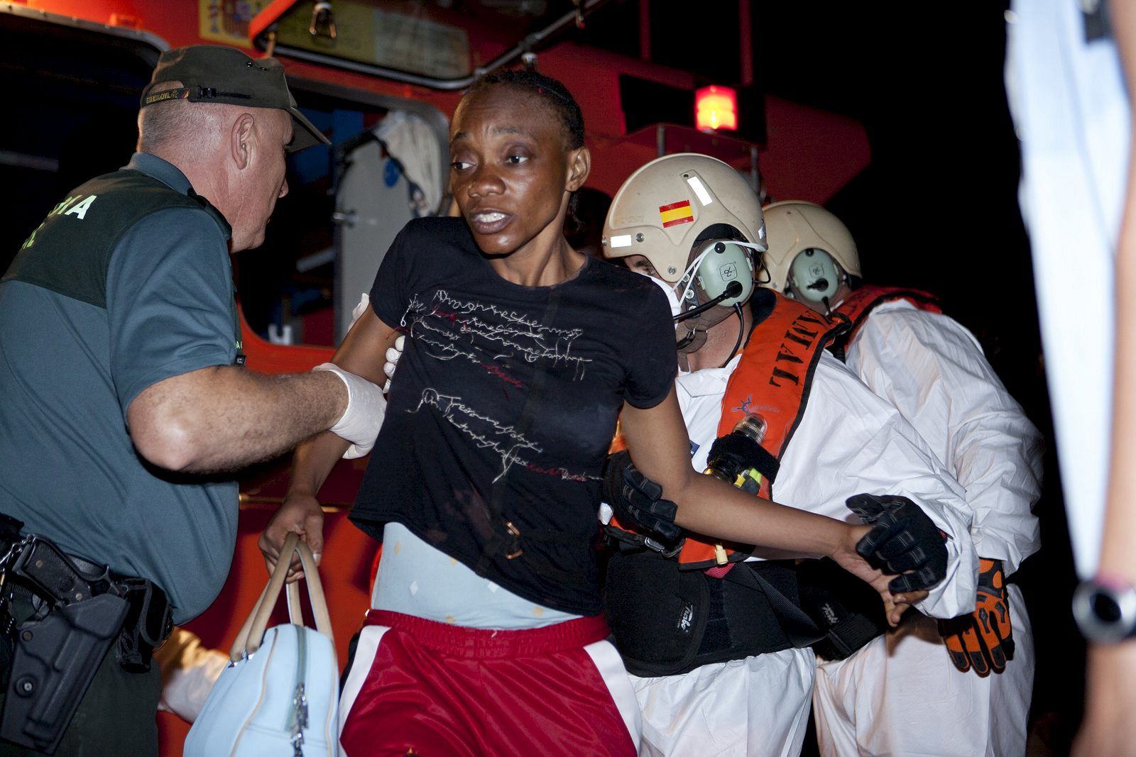 La Guardia Civil y Salvamento Marítimo ayudan a desembarcar a inmigrantes subsaharianos