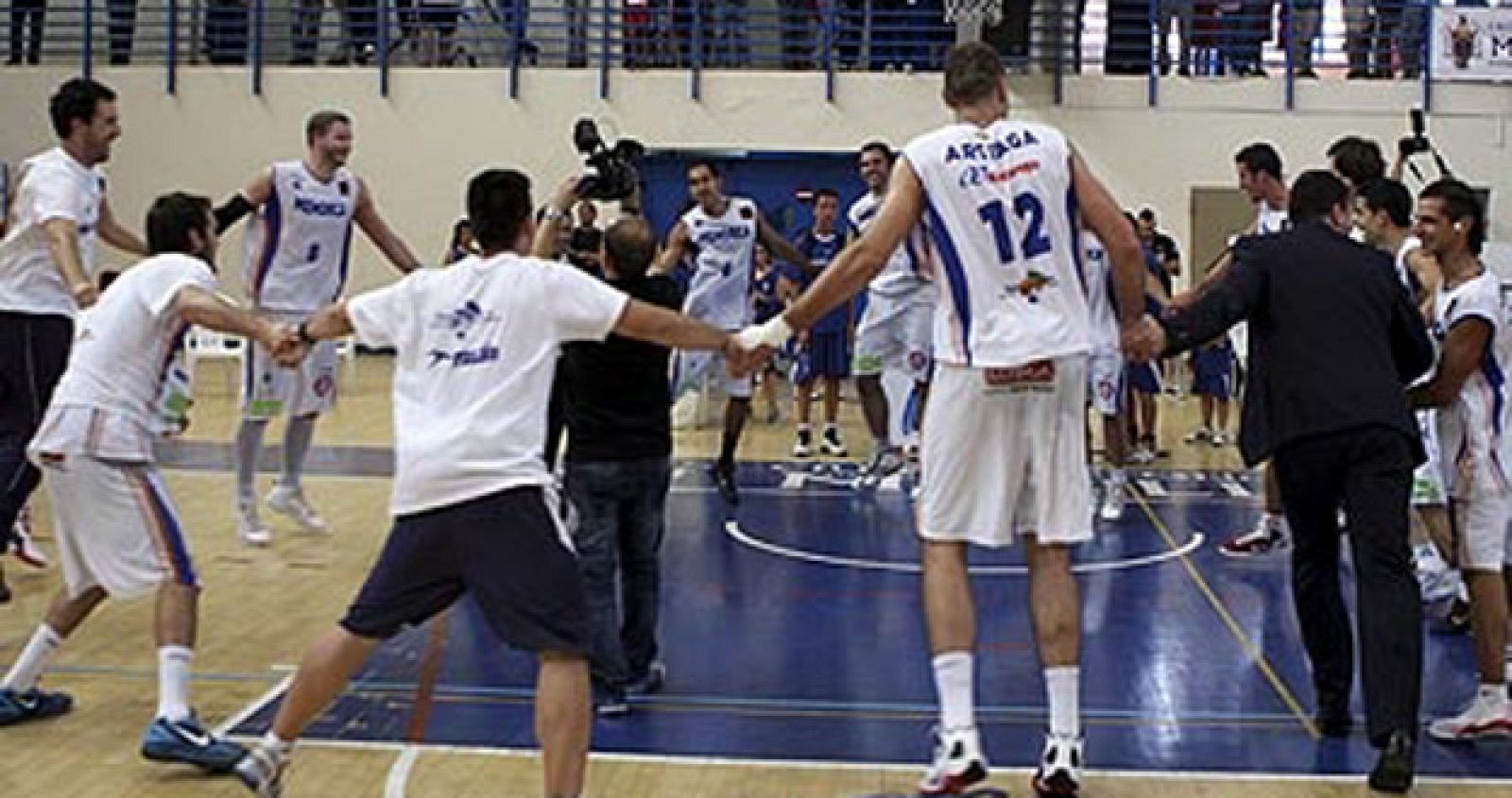 Imagen de archivo de los jugadores del Menorca Basquet celebrando el ascenso a la Liga Endesa, donde finalmente no jugarán.