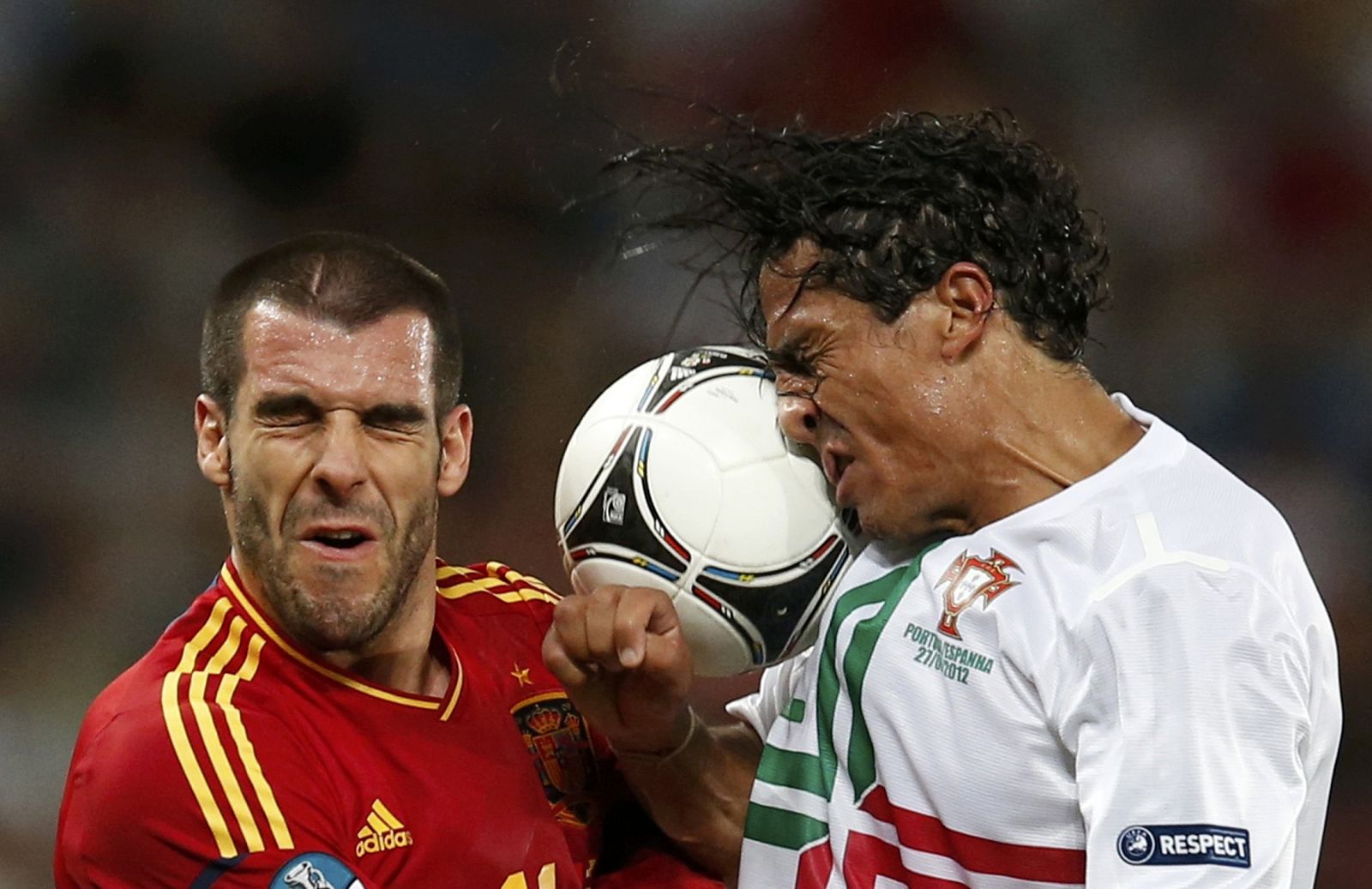 Álvaro Negredo (I) ha tenido una dura lucha con el central portugués Bruno Alves.