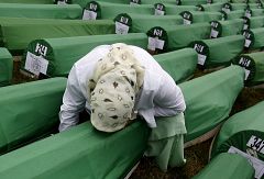 El Tribunal de La Haya absuelve a Karadzic de un cargo de genocidio y mantiene los demás