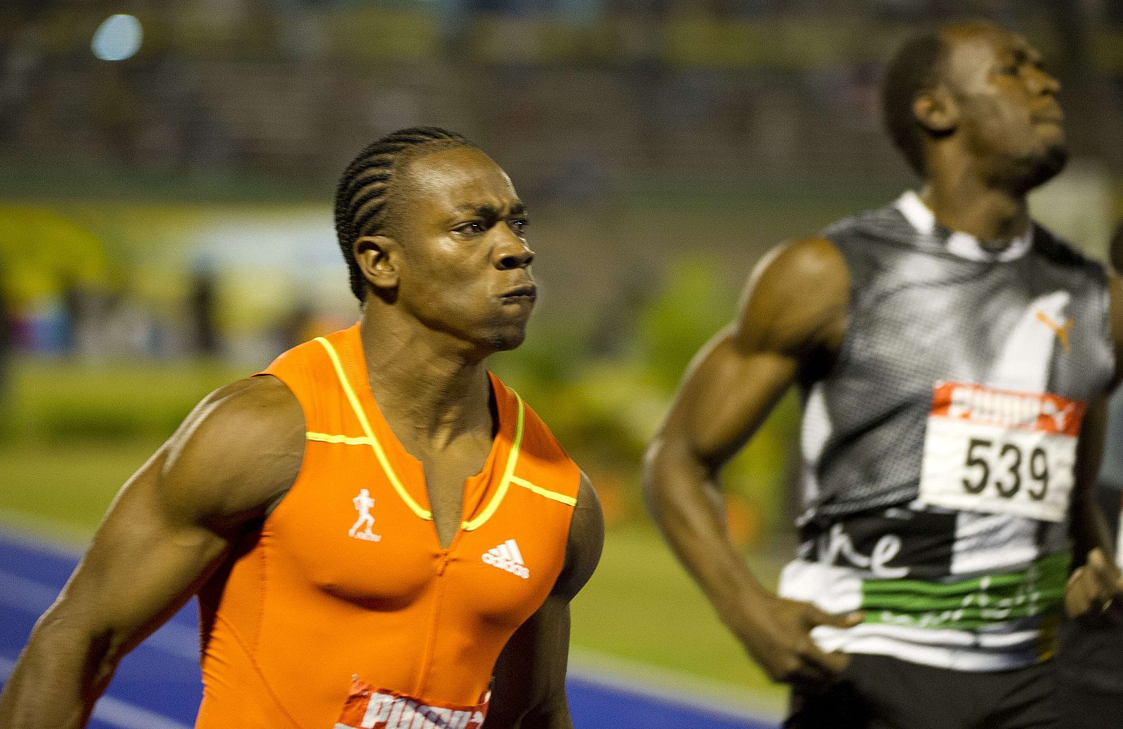 Yohan Blake corre por la victoria junto al plusmarquista Usain Bolt