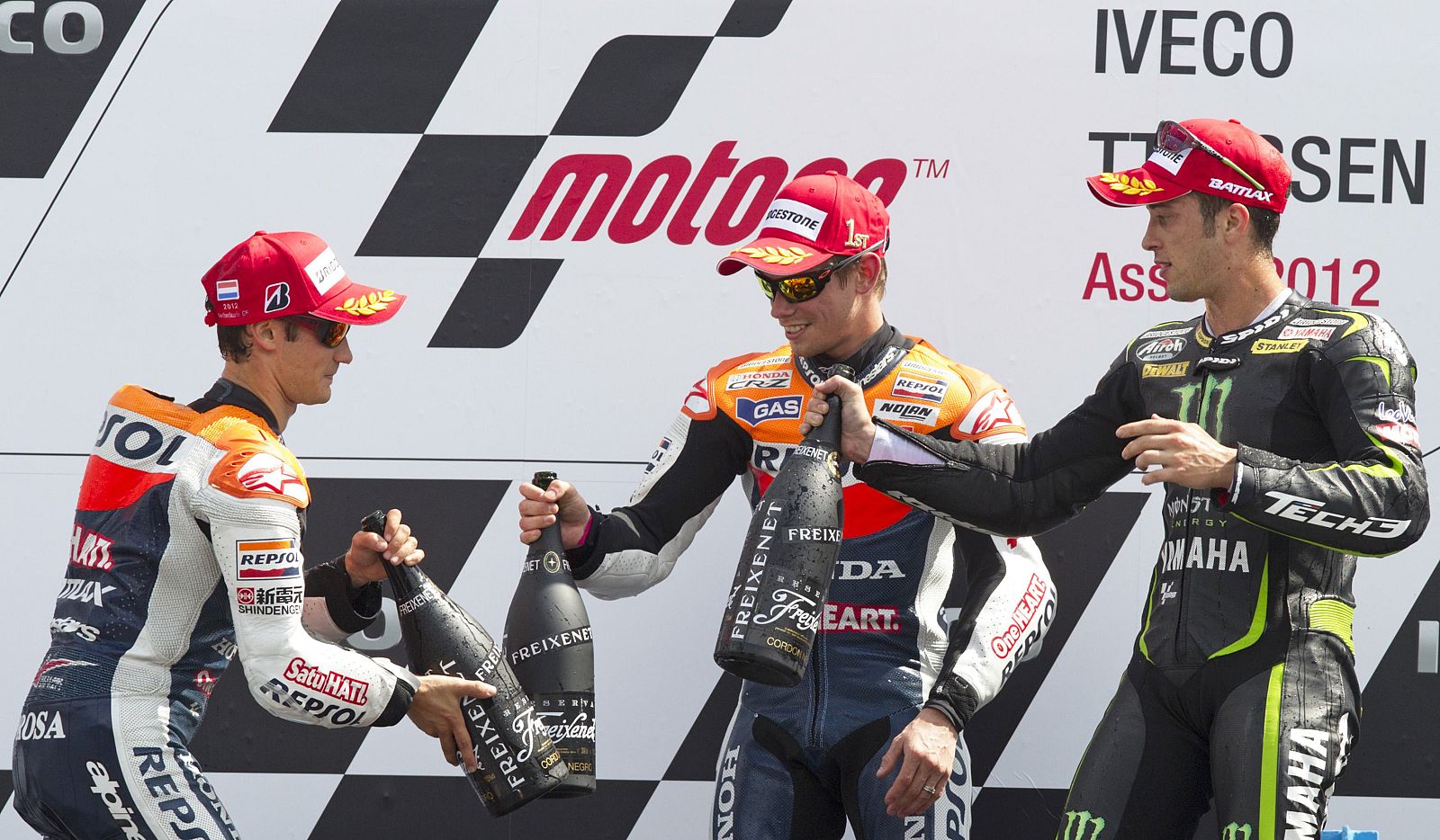Stoner, Pedrosa y Dovizioso brindan con cava en el podio de Assen.