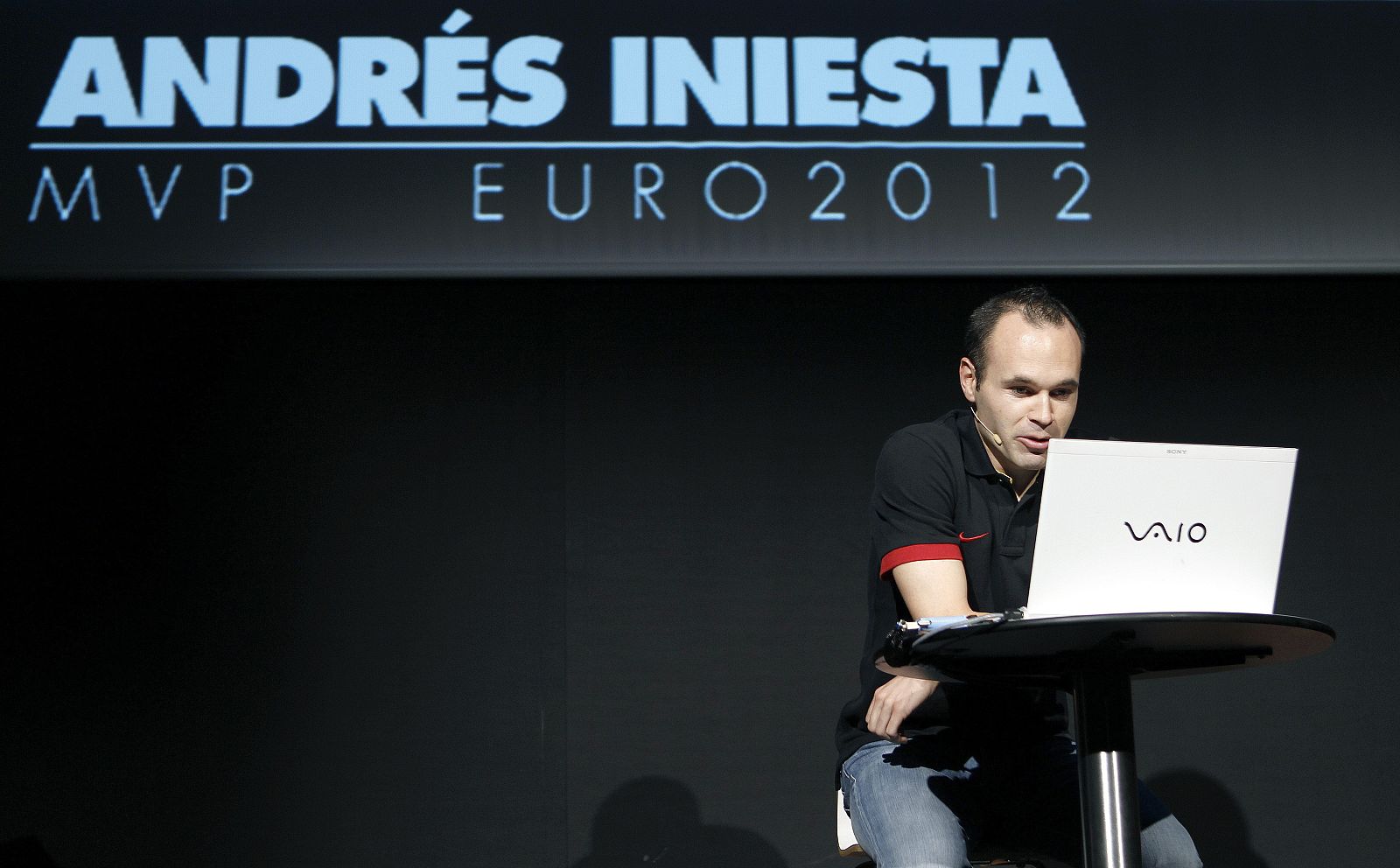 INIESTA: "NO SE PUEDE COMPETIR CON LOS 82 GOLES DE LEO"