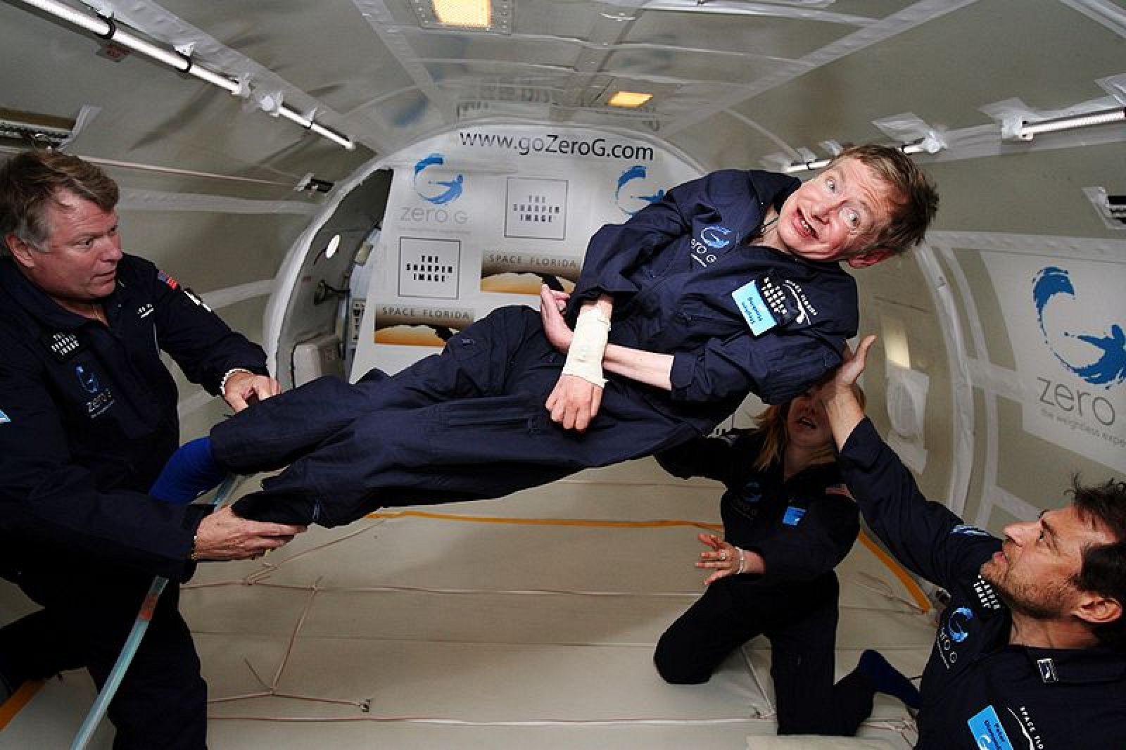 Stephen Hawking, en ingravidez, en un avión