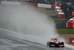 Hamilton domina sobre mojado en un día de homenaje a María de Villota
