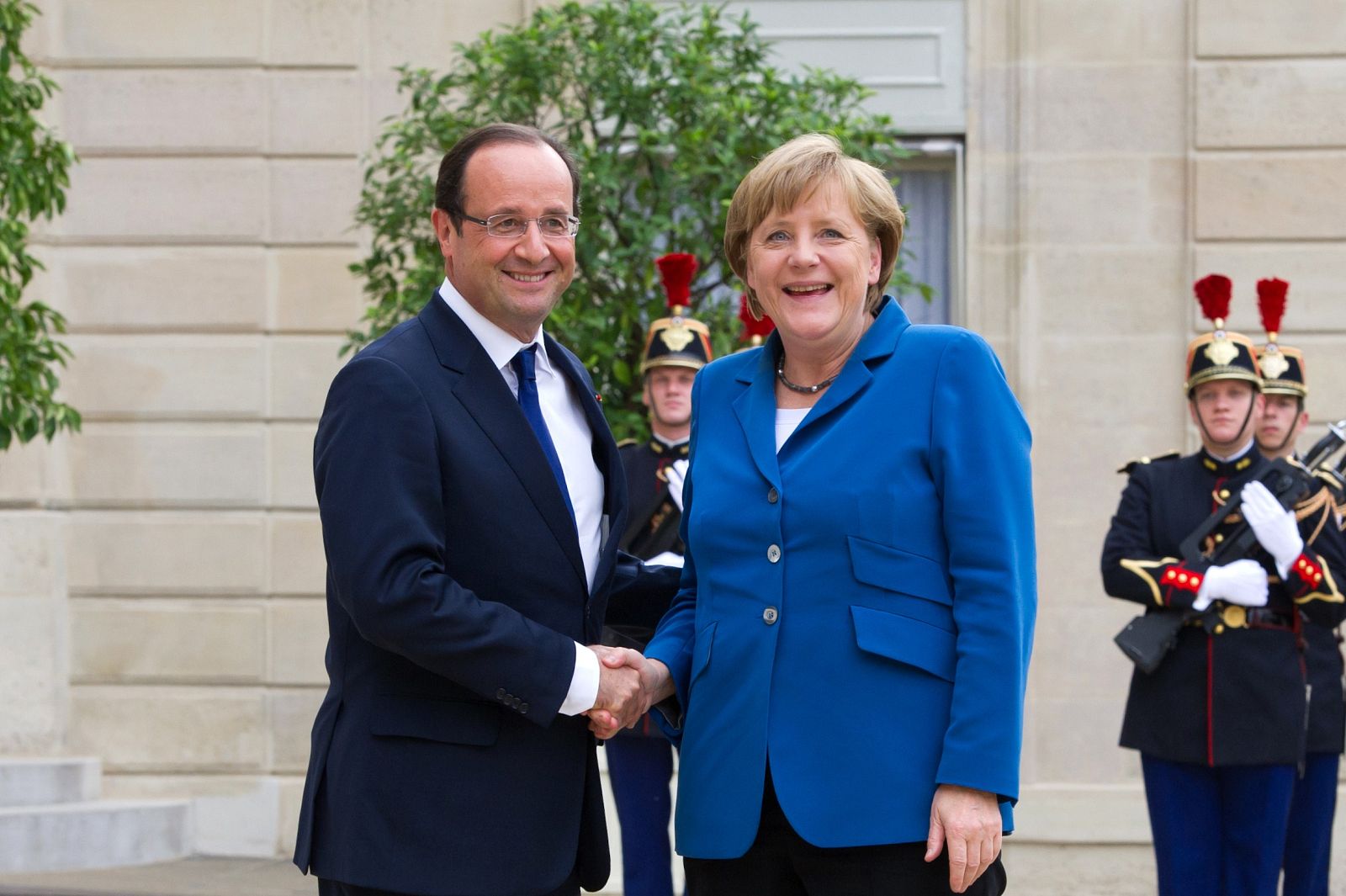 El presidente francés, François Hollande, y la canciller alemana, Angela Merkel, apuestan por compartir la presidencia del Eurogrupo.