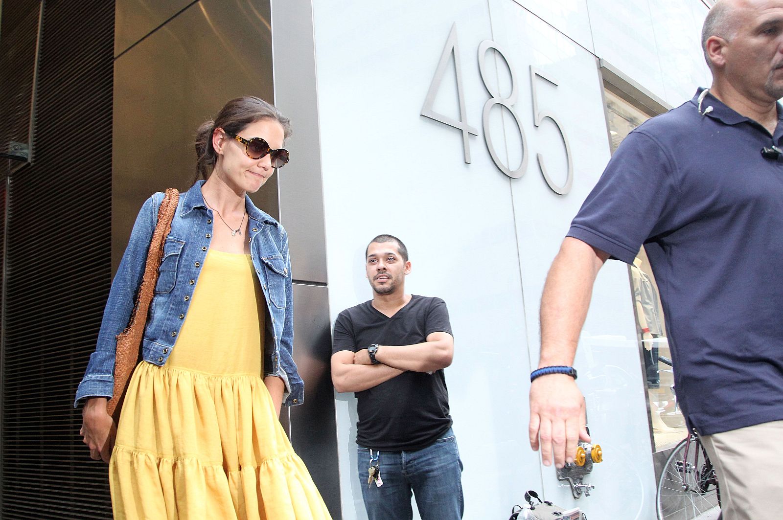 Katie Holmes, saliendo del despacho de su abogado