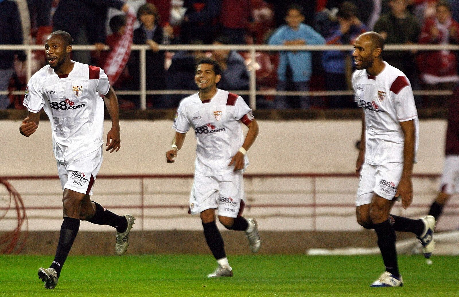 Keita, Alves y Kanouté celebran un gol con el Sevilla