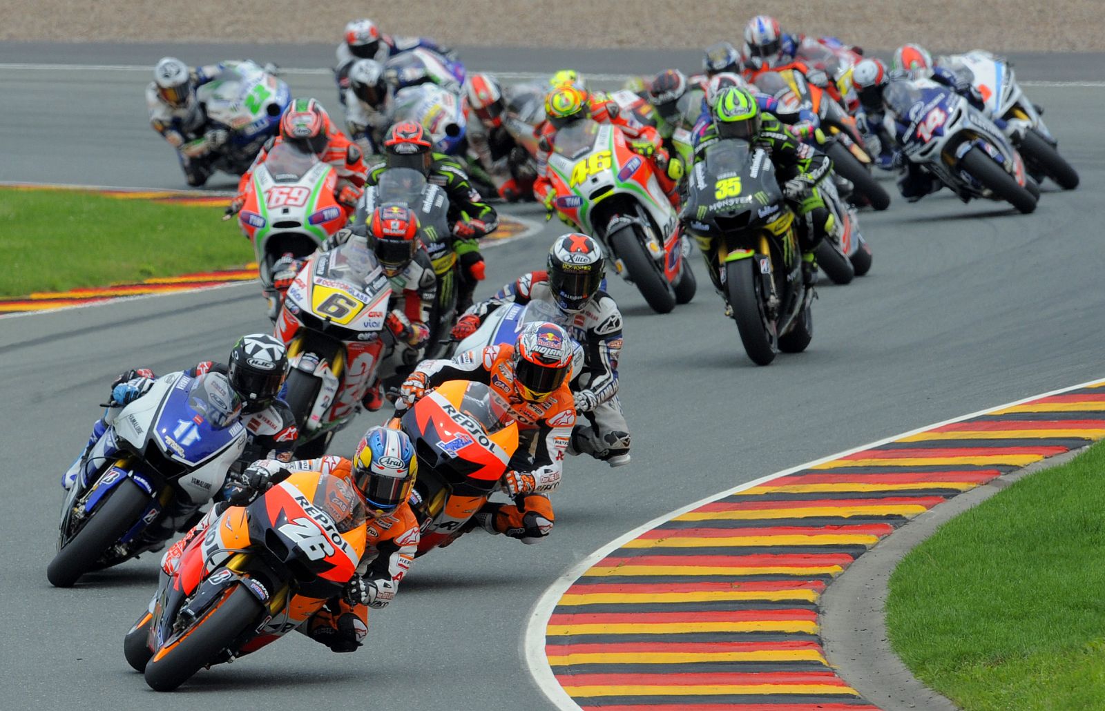 Pedrosa liderando grupo en Sachsenring, Alemania.