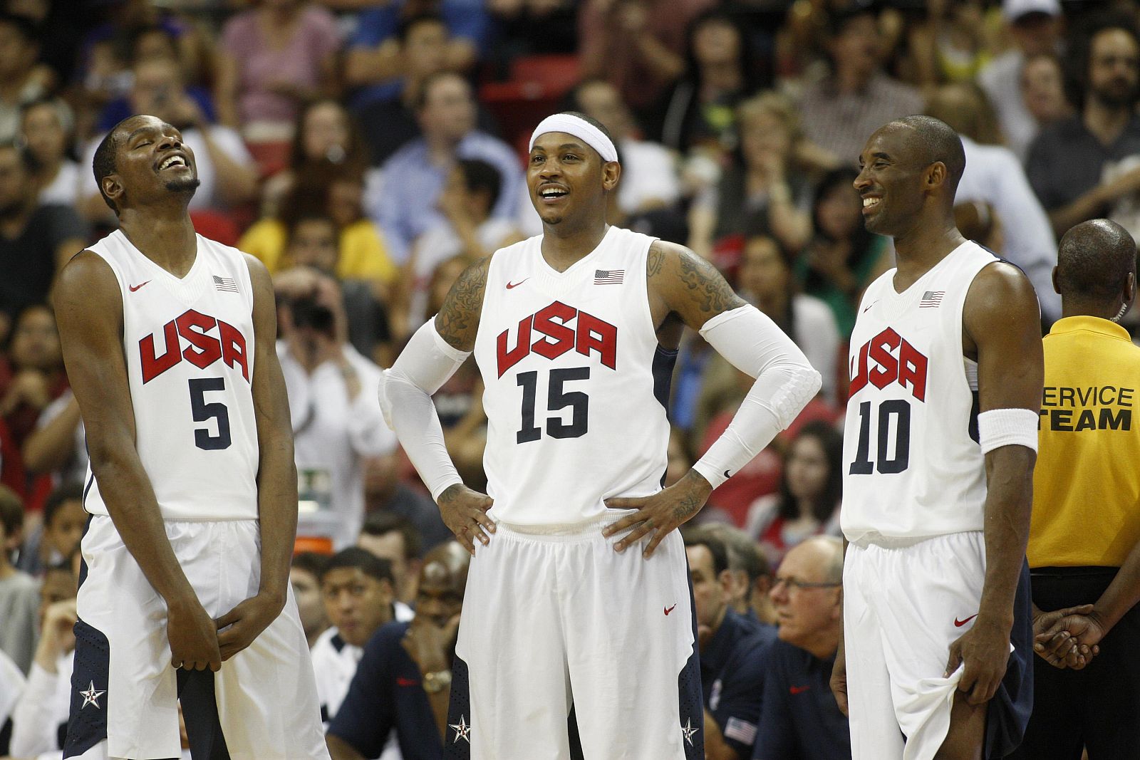 Kevin Durant, Carmelo Anthony y Kobe Bryant, hablan en el partido amistoso que enfrentó a la selección de Estados Unidos de baloncesto frente a República Dominicana en Las Vegas, Nevada.