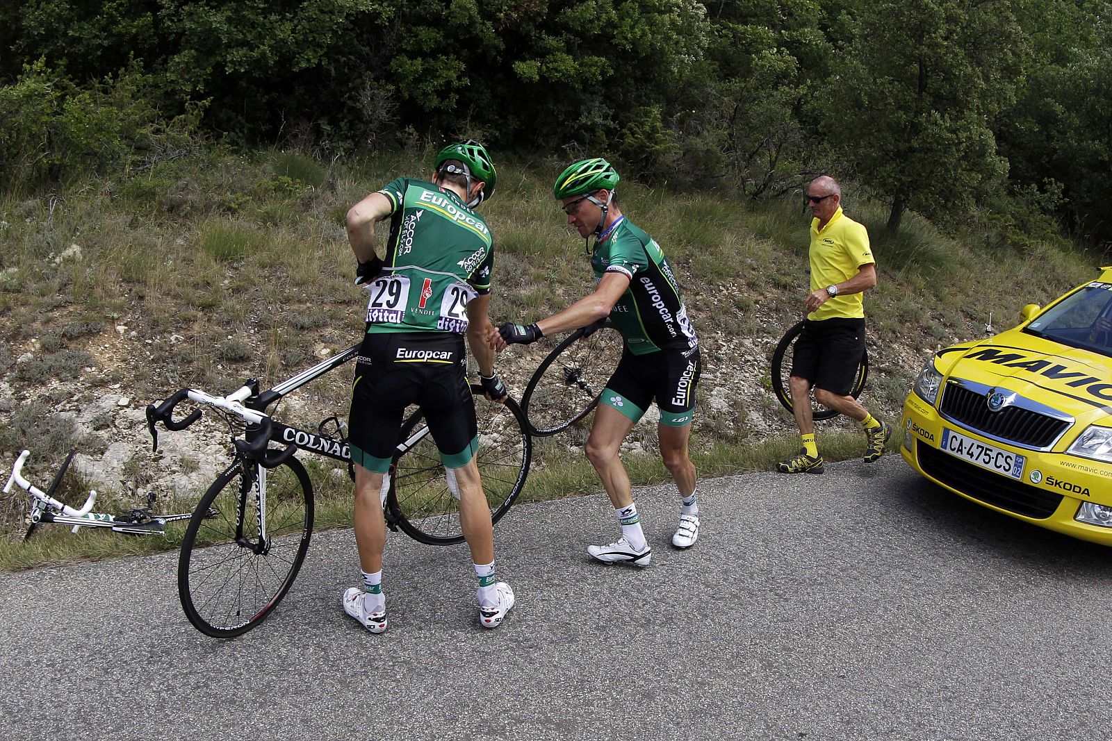 Thomas Voeckler le cede la rueda a su compañero Pierre Rolland.