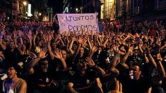 Varios cientos de funcionarios protestan por los recortes cerca del Congreso de los Diputados