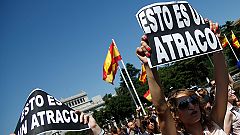 Los funcionarios vuelven a salir a la calle y cortan la Gran Vía para protestar por los recortes