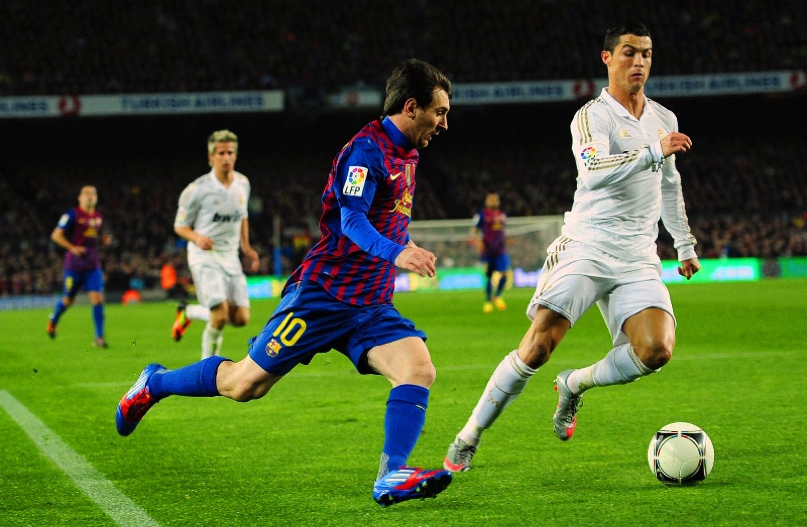 Messi y Cristiano Ronaldo disputan el balón durante la Supercopa de 2011.