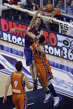 Barcelona Regal y Unicaja llegan a un acuerdo para un trueque Vázquez-Abrines