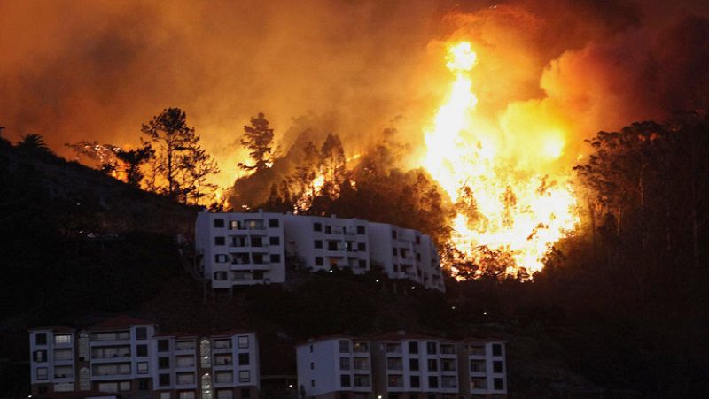 Portugal lucha contra los incendios que amenazan la capital de Madeira 