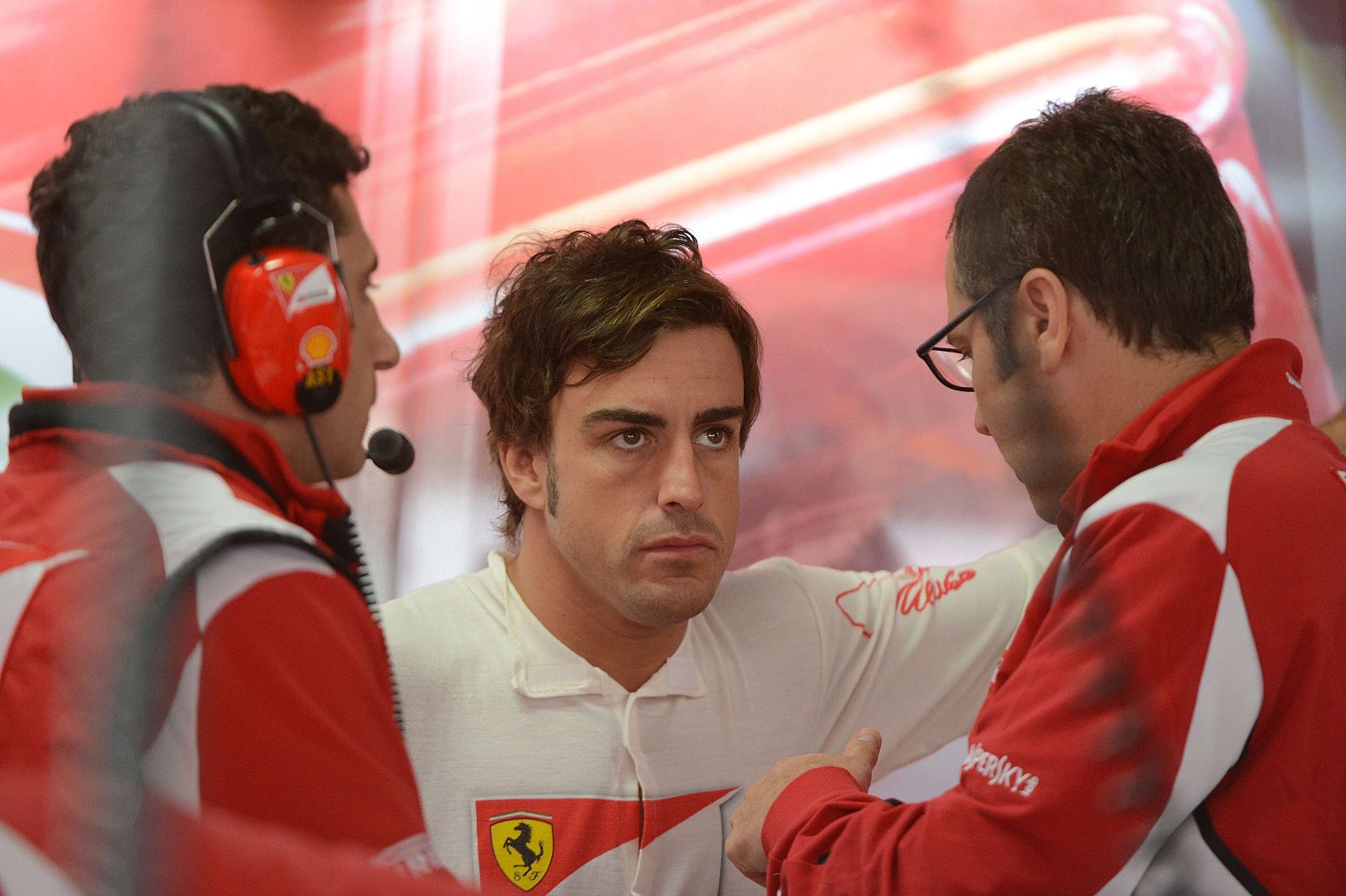 Fernando Alonso charla con sus técnicos durante la primera tanda de libres del GP de Alemania