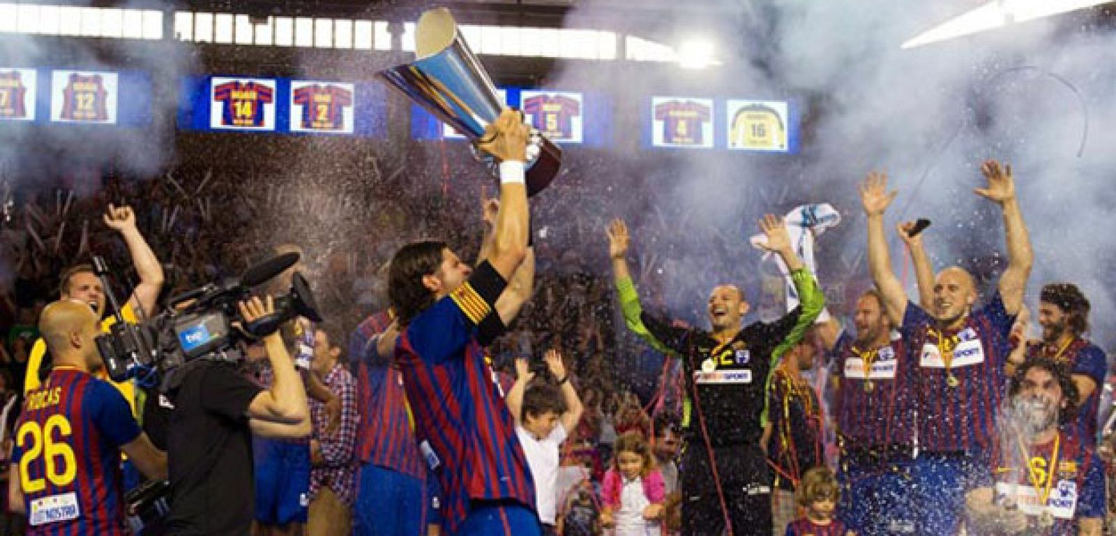 Laszlo Nagy levantando la copa de campeón de la Liga Asobal 2012