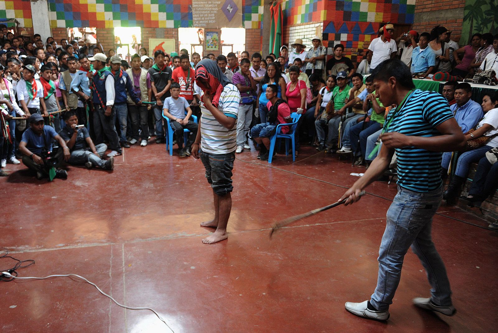 Un guerrillero de las FARC  recibe los 30 latigazos a los que ha sido condenado por los indígenas colombianos