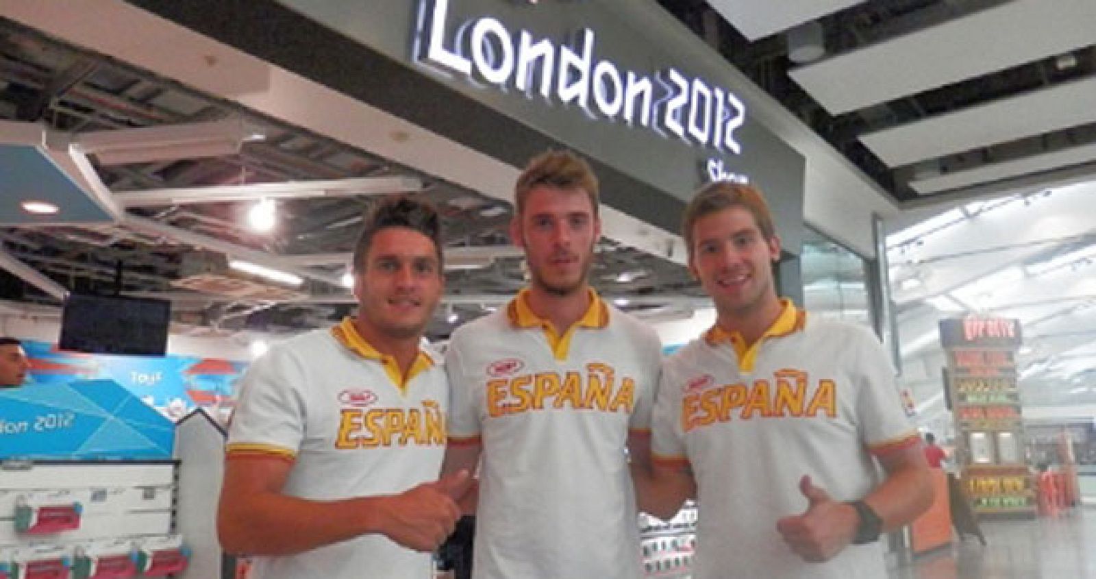 Jugadores de la selección olímpica disfrutan del ambiente de Londres, durante una escala en Heathrow.