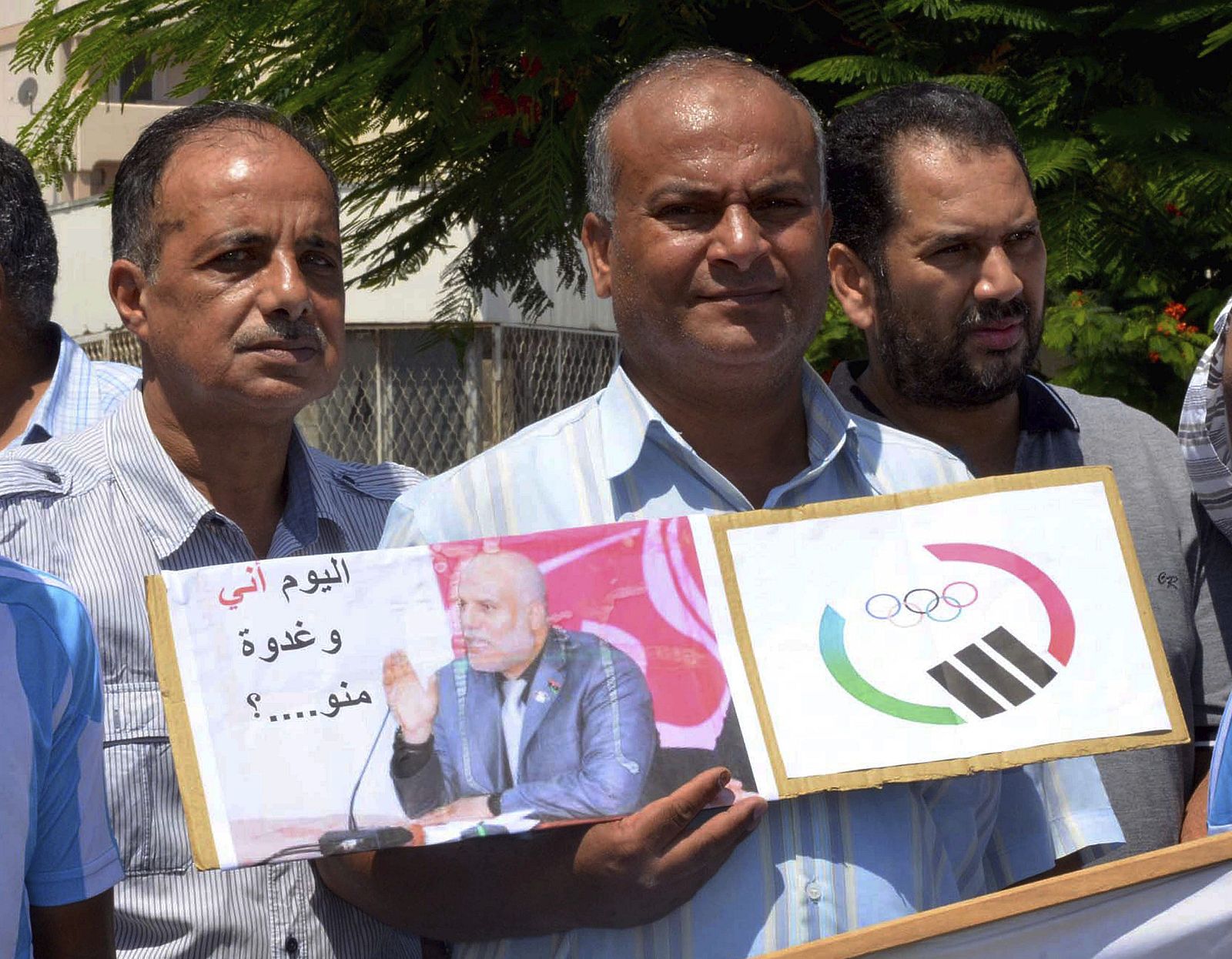 Atletas libios mostraban una fotografía de Nabil al Alem, durante una concentración para pedir su liberación.