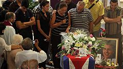 Homenaje a Oswaldo Payá en su capilla ardiente en La Habana