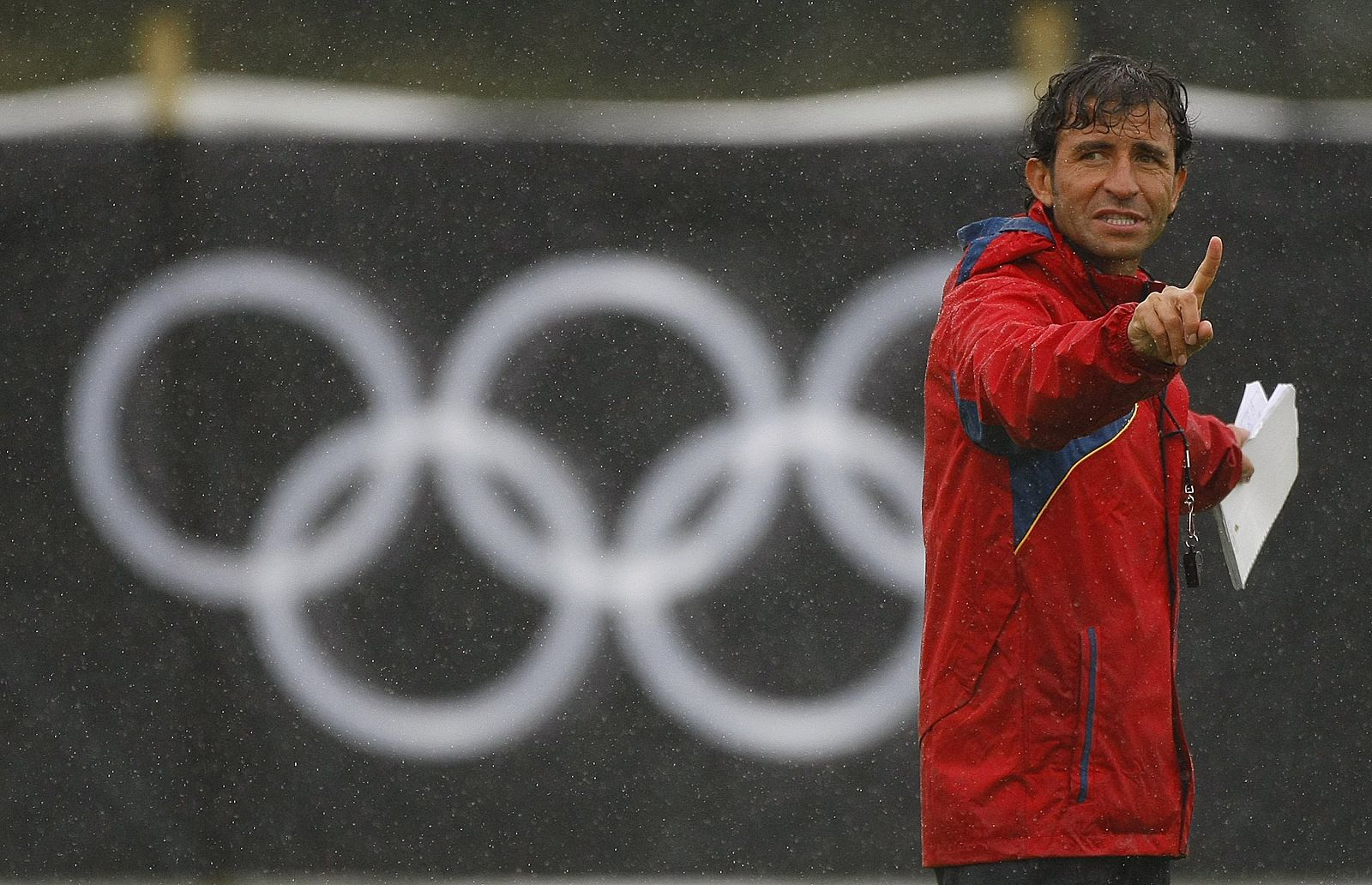 Luis Milla dirige una sesión de la selección olímpica en Glasgow