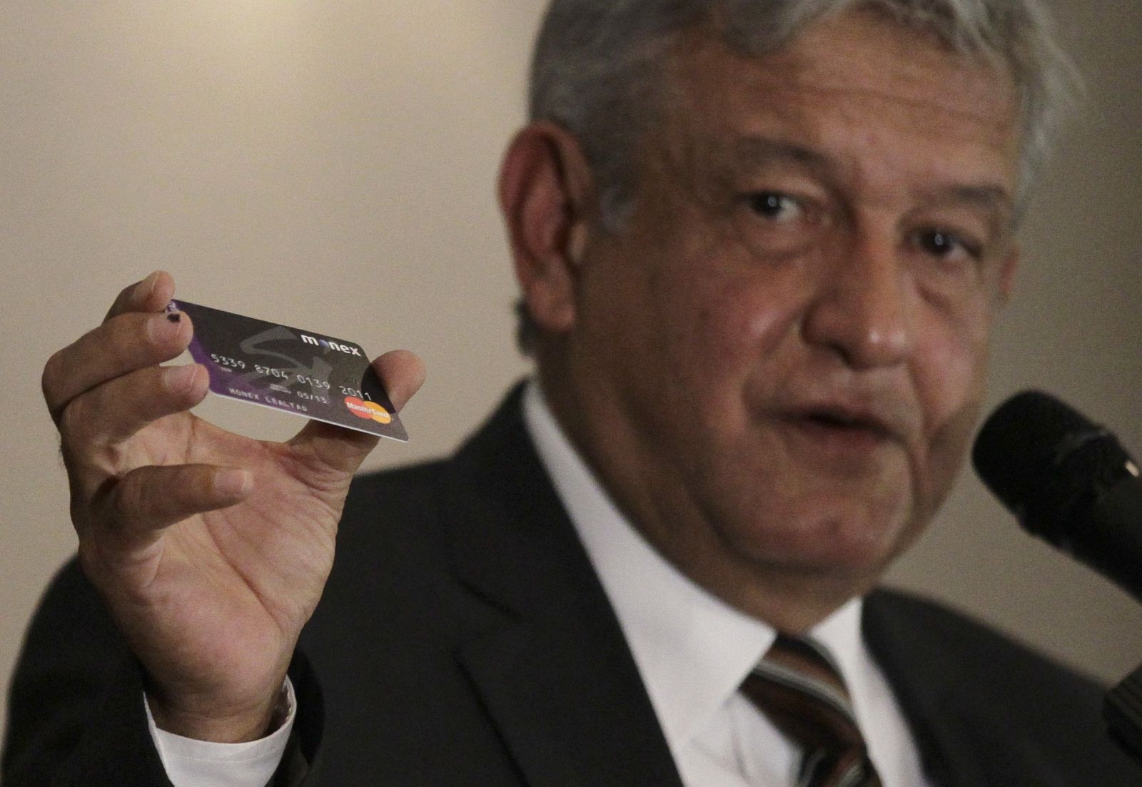 Lopez Obrador muestra una tarjeta del banco Monex que se usó presuntamente para comprar votos