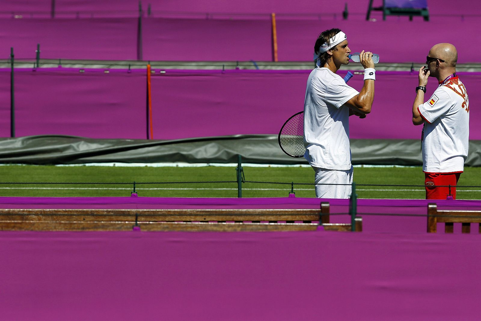 David Ferrer descansa durante un entrenamiento en Londres preparando los Juegos