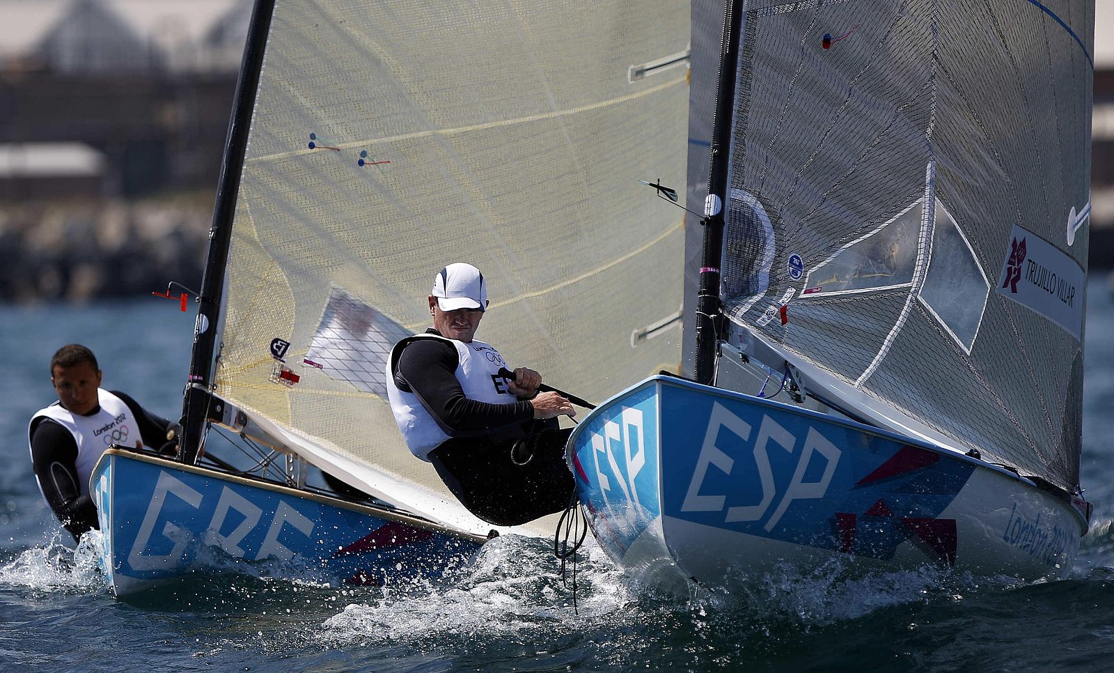 El regatista español Rafa Trujillo, participante en la categoría Finn, durante una jornada de entrenamiento en la bahía de la Villa Olimpica de Weymouth.