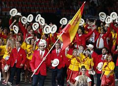 Los atletas, al frente del podio de abanderados en la ceremonia inaugural