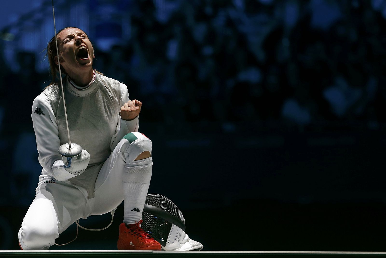 Vezzali celebra su bronce en esgrima frente a la surcoreana Nam Hyun Hee