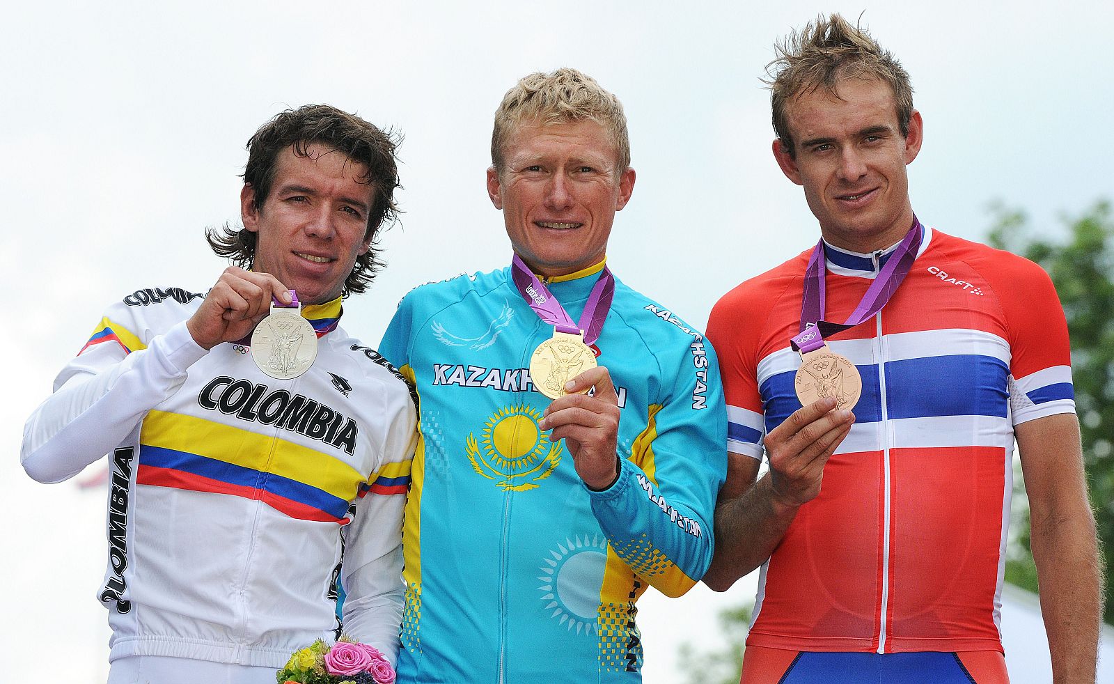 Alexandre Vinokourov escoltado por Rigoberto Uran y Alexander Kristoff en el podio de Londres.