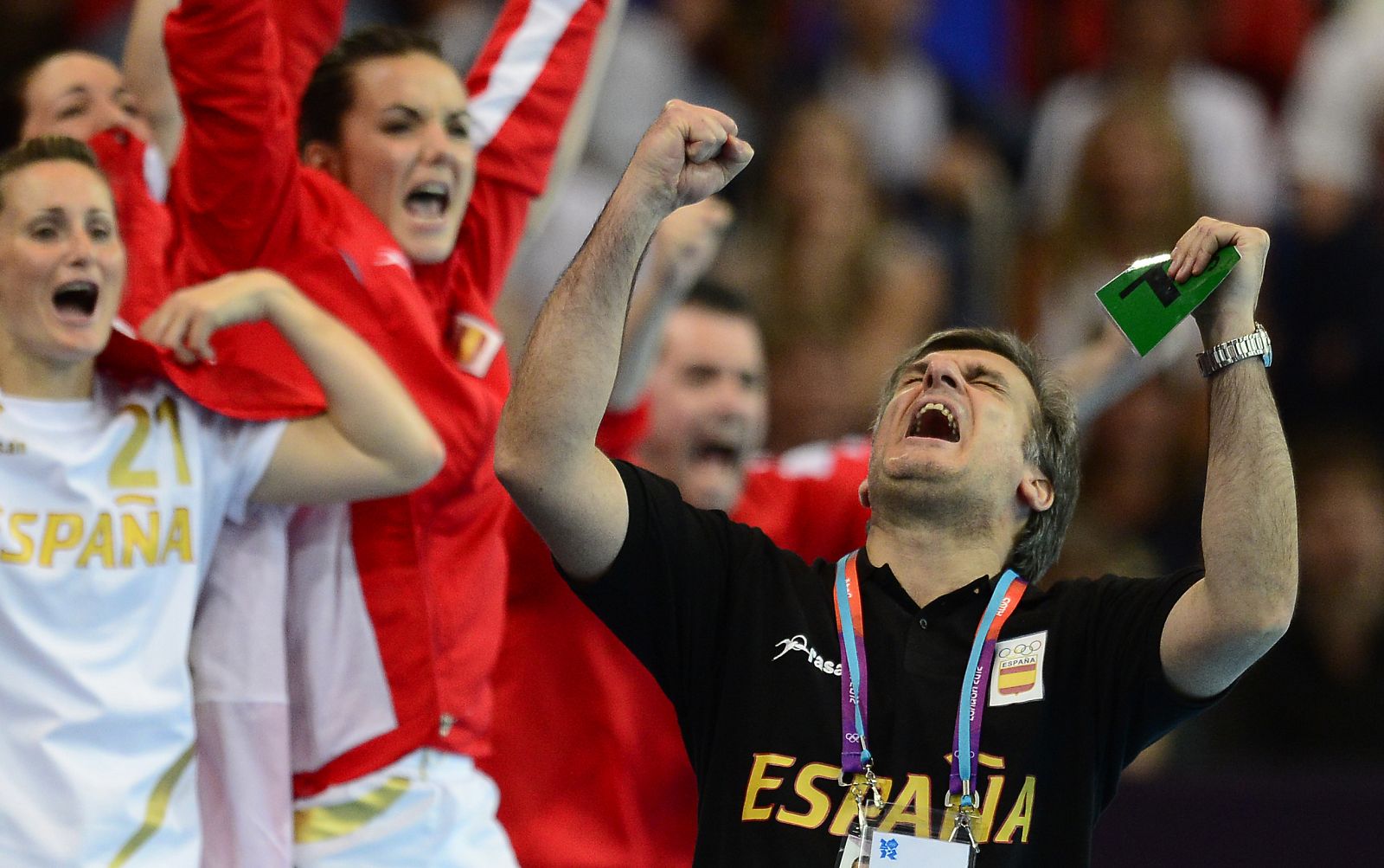Jorge Dueñas, entrenador del equipo español de balonmano femenino, celebrando un gol