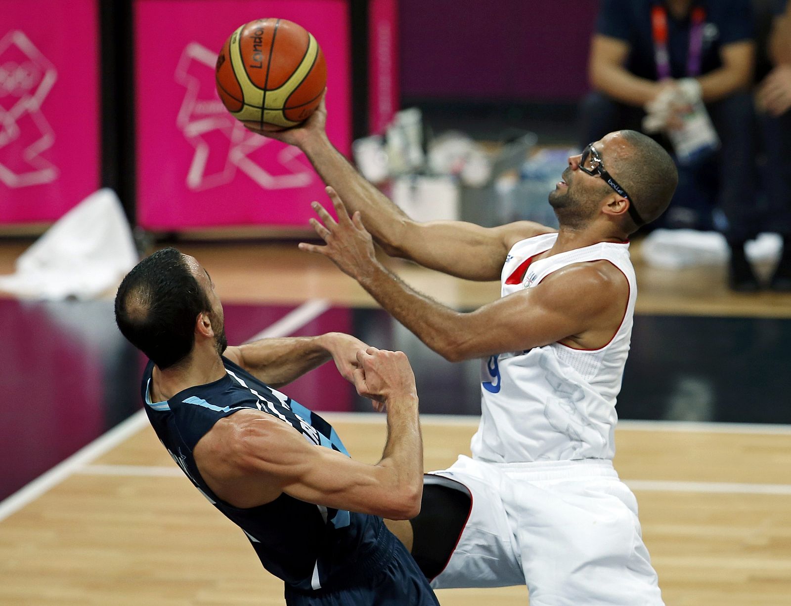 El base francésTony Parker entra a canasta ante Manu Ginóbili