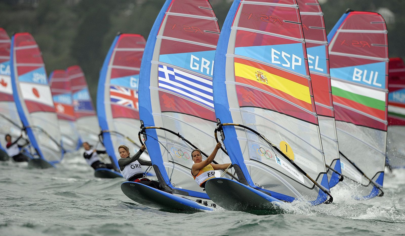 La española Marina Alabau Neira (3d) se pone a la cabeza de la carrera de RS:X femenino.