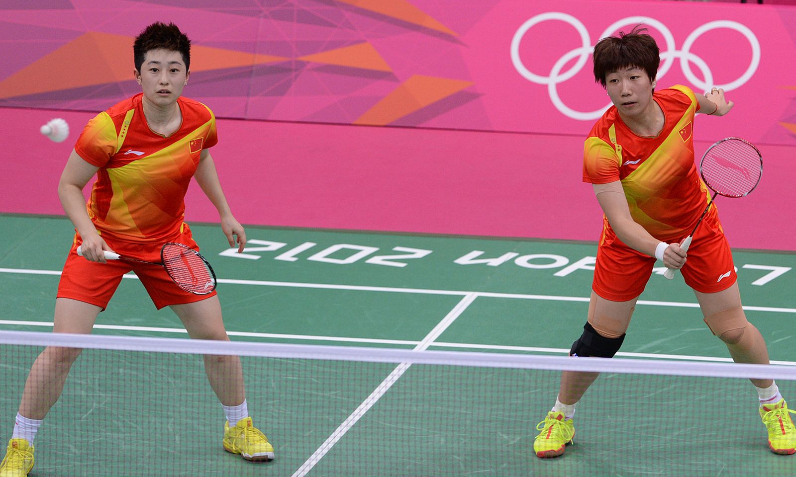 Yu Yang (I) y Wang Xiaoli (D) juegan un partido de dobles de bádminton durante los JJ.OO. de Londres 2012