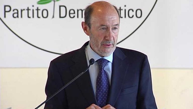 Rubalcaba: Le están dando "una patada al euro en el culo" de España e Italia