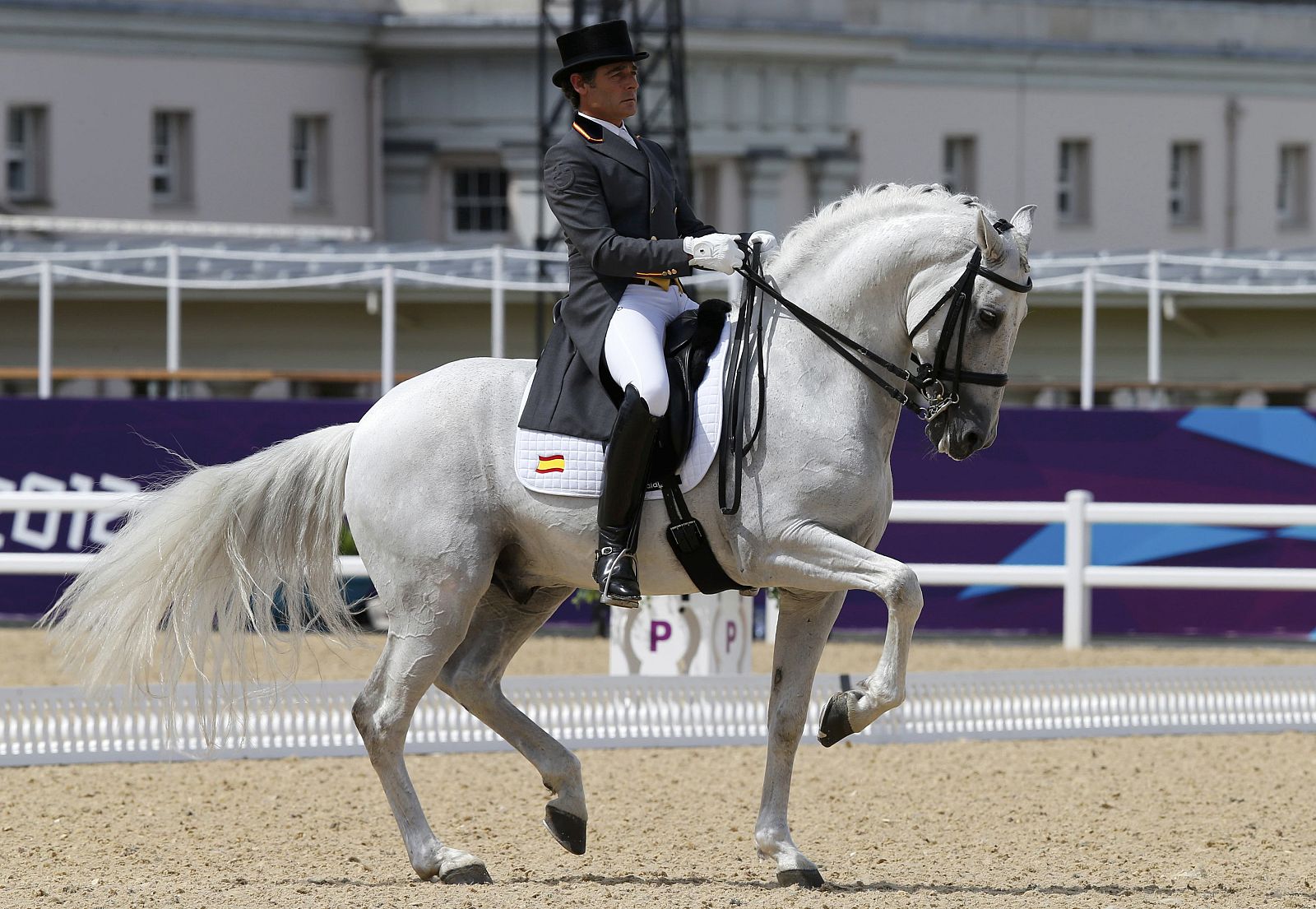 Juan Manuel Munoz Diaz a lomos de su caballo 'Fuego de Cárdenas' este viernes en el Parque de Greenwich, en Londres.