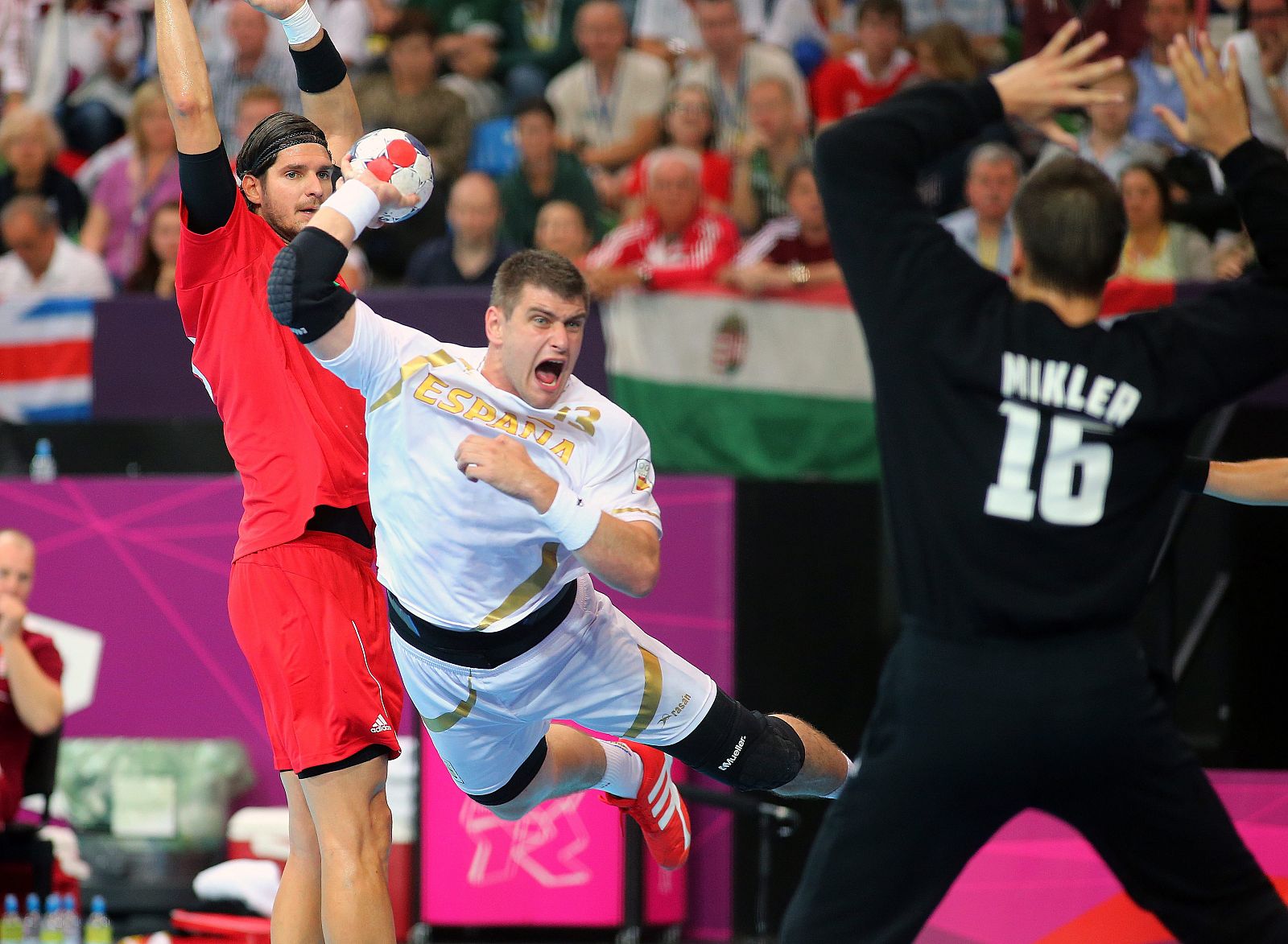 El español Julen Aguinagalde Akizu (d) en acción ante el húngaro Laszlo Nagy (i) durante el partido.