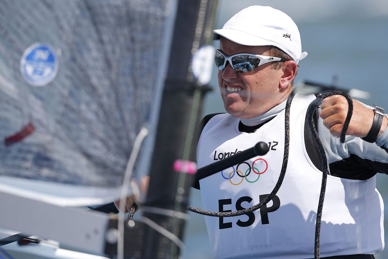 Rafael Trujillo cruza la meta en la final de la clase Finn de vela en Weymouth